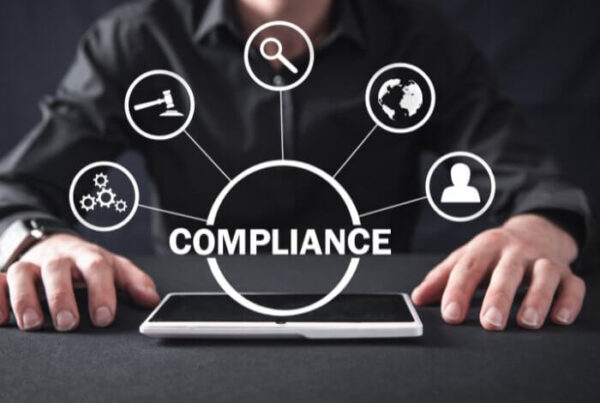 persona viendo que es compliance