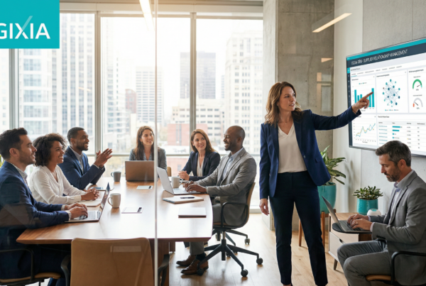 Equipo ejecutivo diverso en sala de juntas moderna revisando dashboard de gestión de proveedores en plataforma EGIXIA